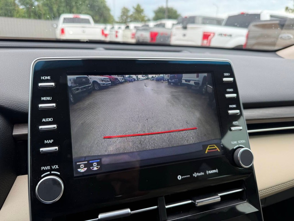 Toyota Avalon Hybrid Vehicle Full-screen Gallery Image 26