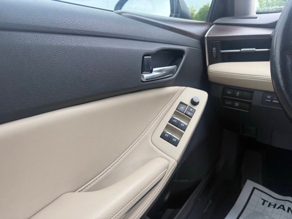 Toyota Avalon Hybrid Vehicle Full-screen Gallery Image 27