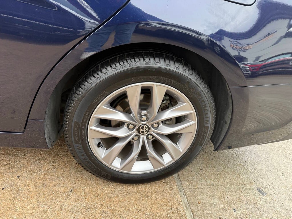 Toyota Avalon Hybrid Vehicle Full-screen Gallery Image 31