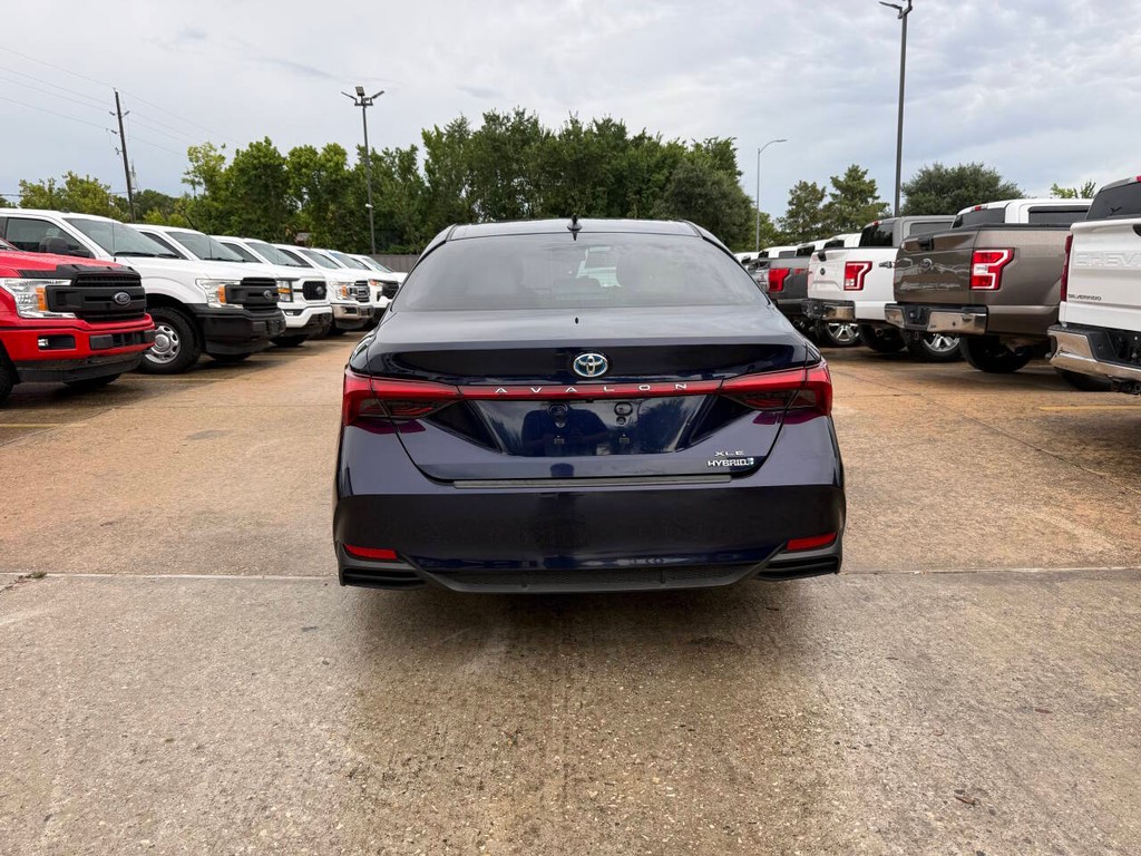 Toyota Avalon Hybrid Vehicle Full-screen Gallery Image 33