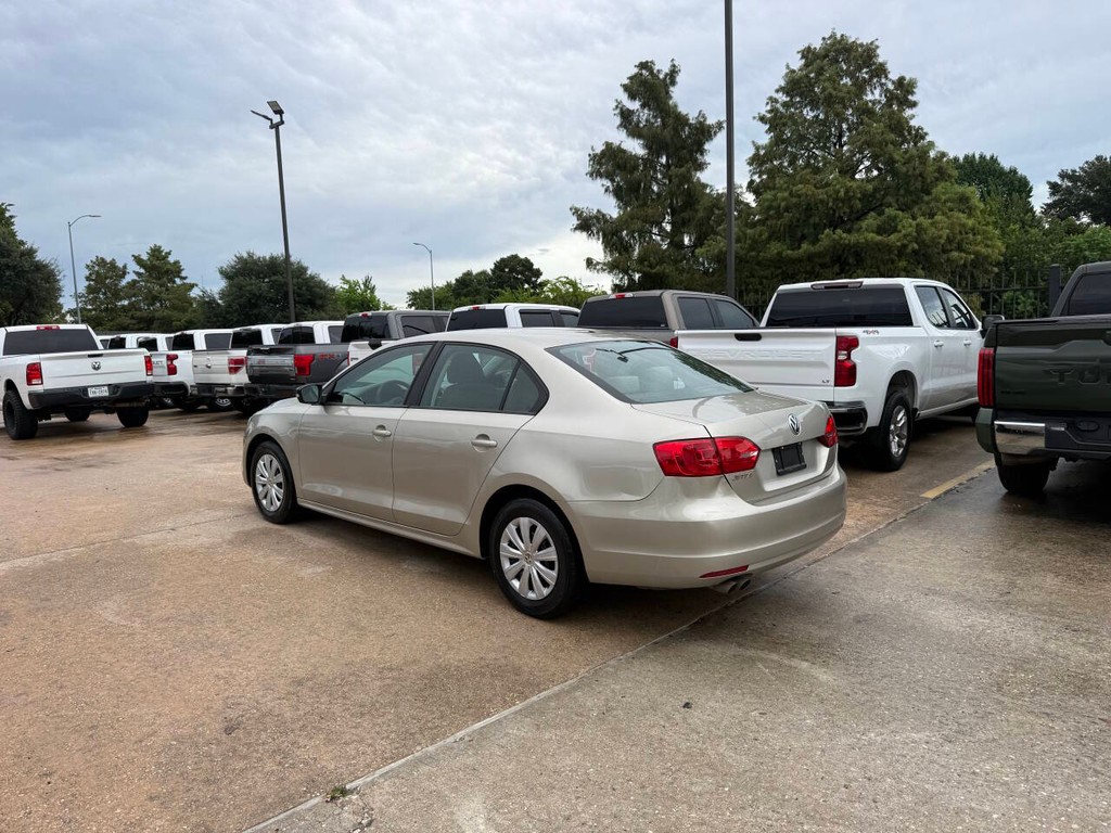 Volkswagen Jetta Sedan Vehicle Full-screen Gallery Image 04
