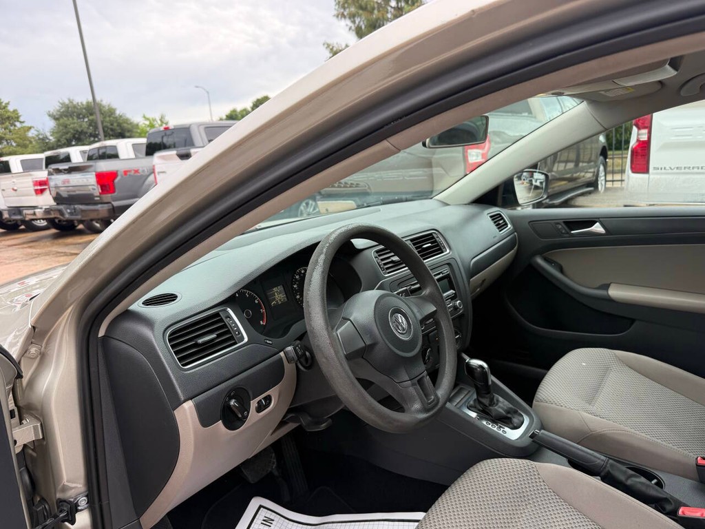 Volkswagen Jetta Sedan Vehicle Full-screen Gallery Image 06