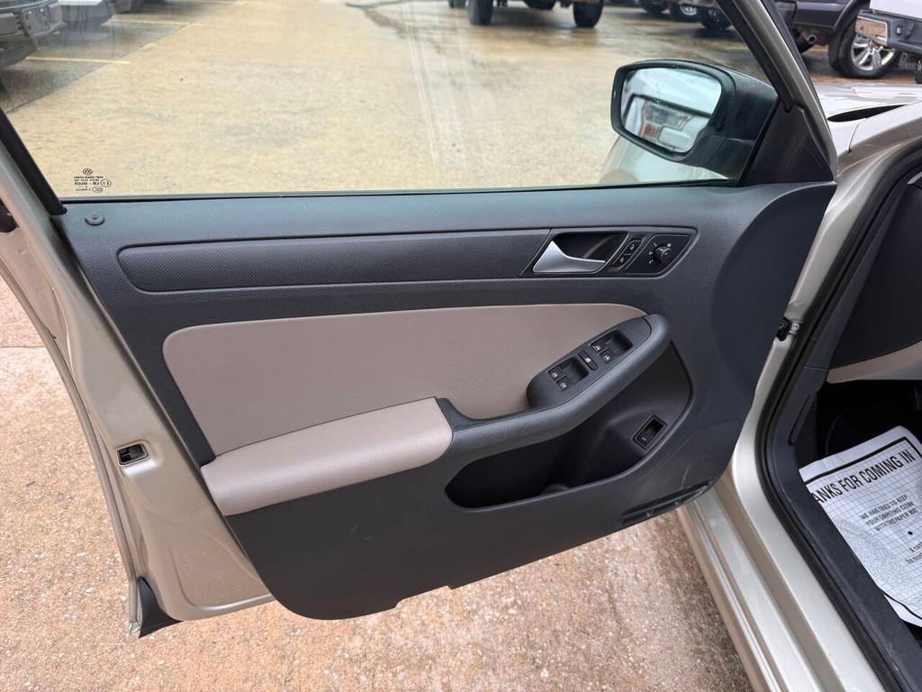 Volkswagen Jetta Sedan Vehicle Full-screen Gallery Image 08