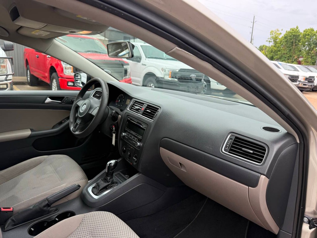 Volkswagen Jetta Sedan Vehicle Full-screen Gallery Image 09