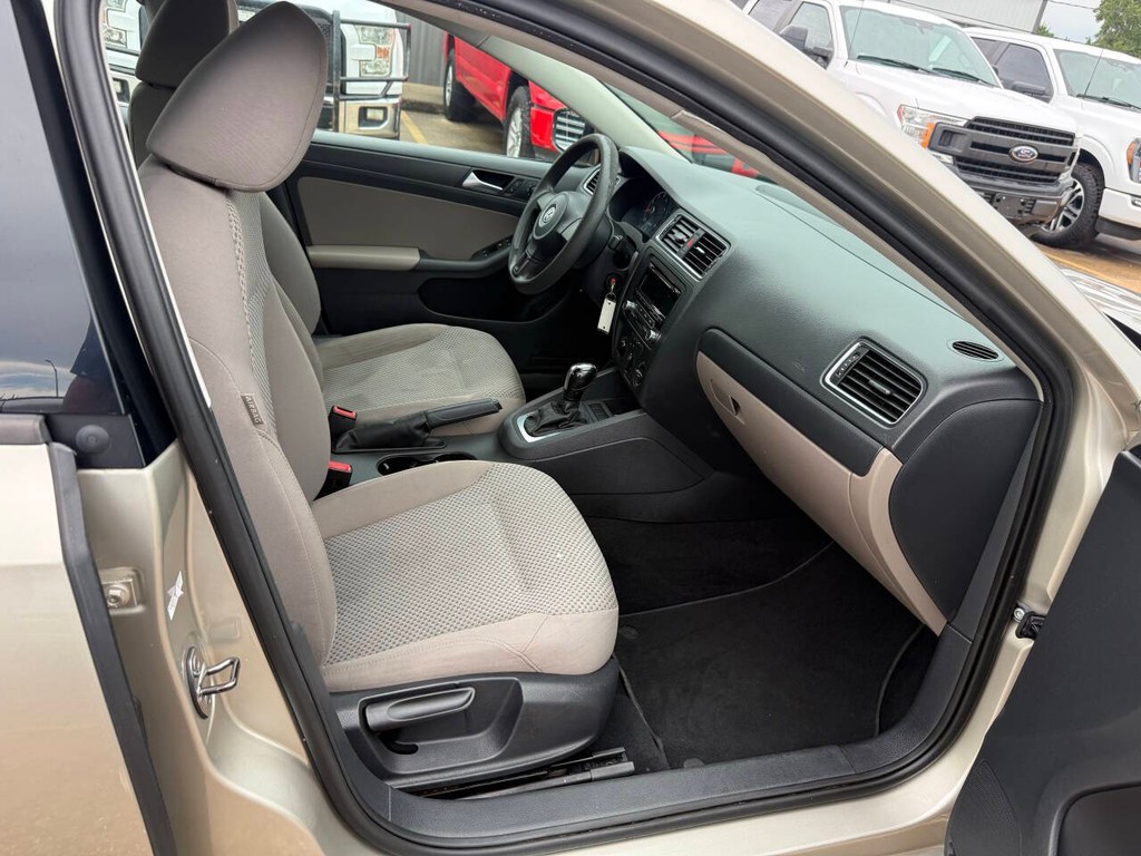 Volkswagen Jetta Sedan Vehicle Full-screen Gallery Image 10