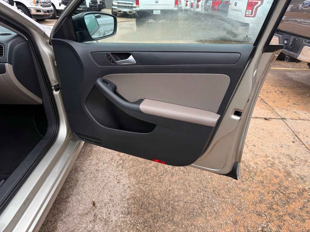 Volkswagen Jetta Sedan Vehicle Full-screen Gallery Image 11