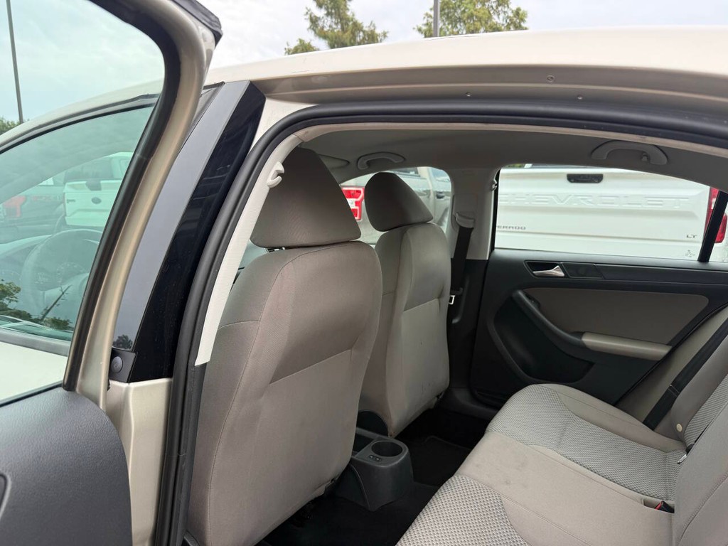 Volkswagen Jetta Sedan Vehicle Full-screen Gallery Image 12