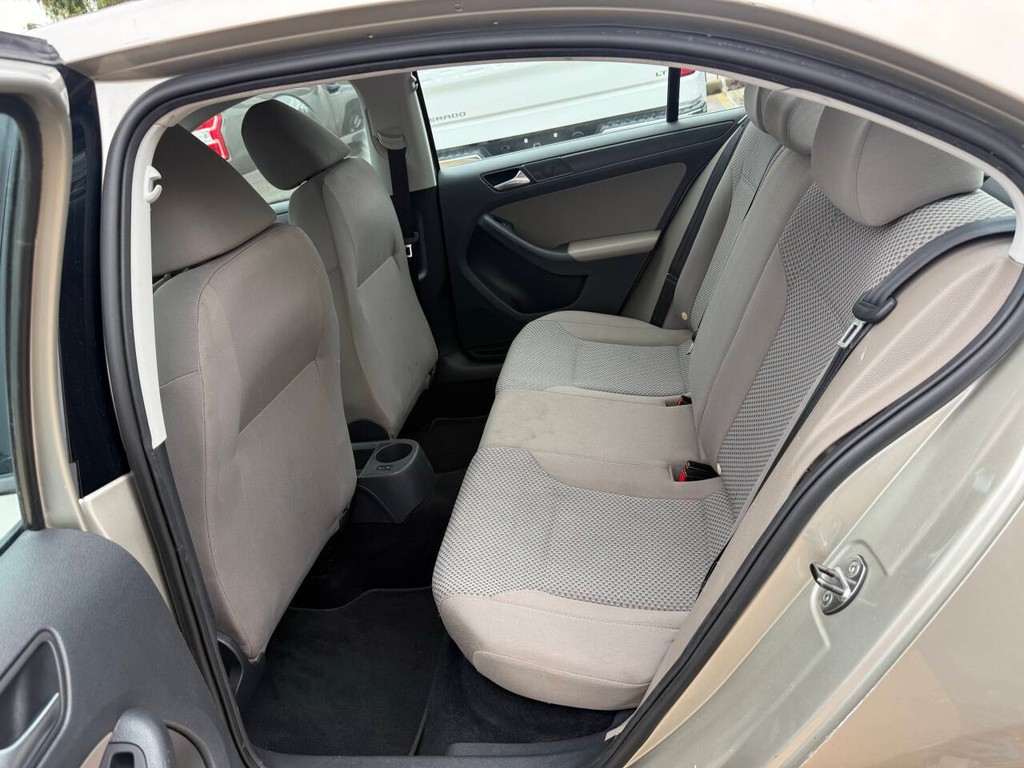 Volkswagen Jetta Sedan Vehicle Full-screen Gallery Image 13