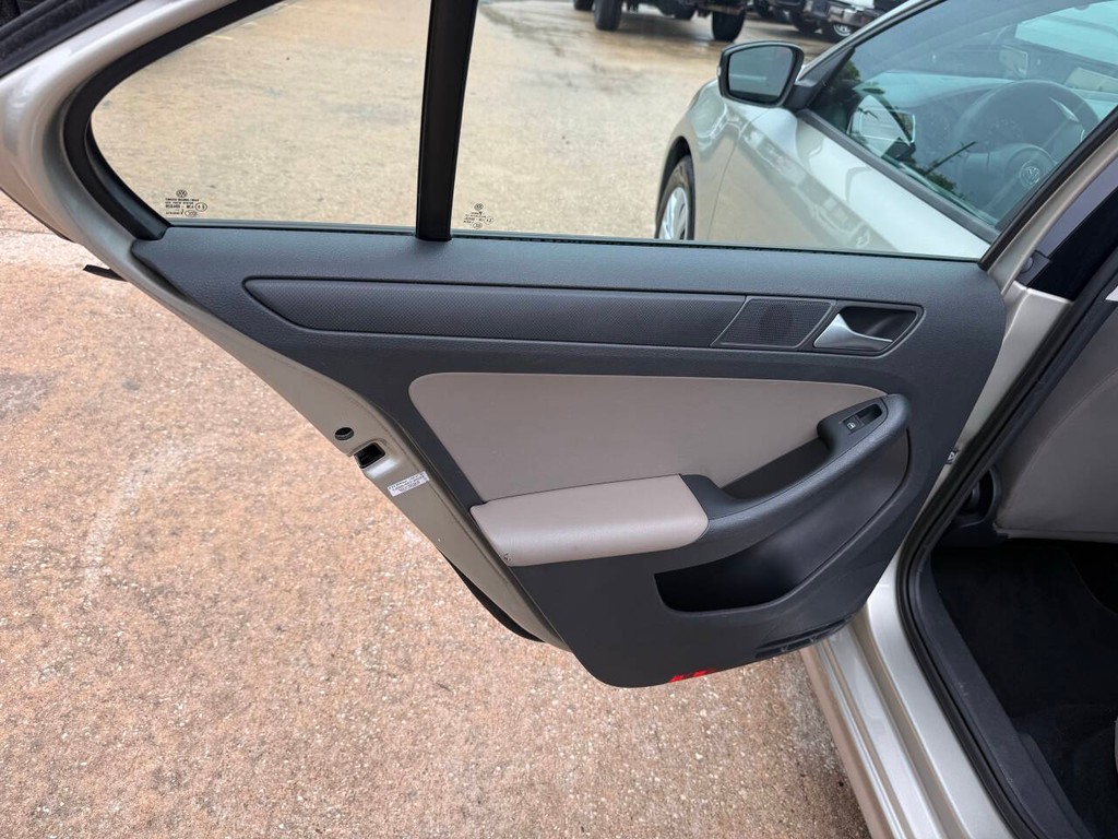Volkswagen Jetta Sedan Vehicle Full-screen Gallery Image 14