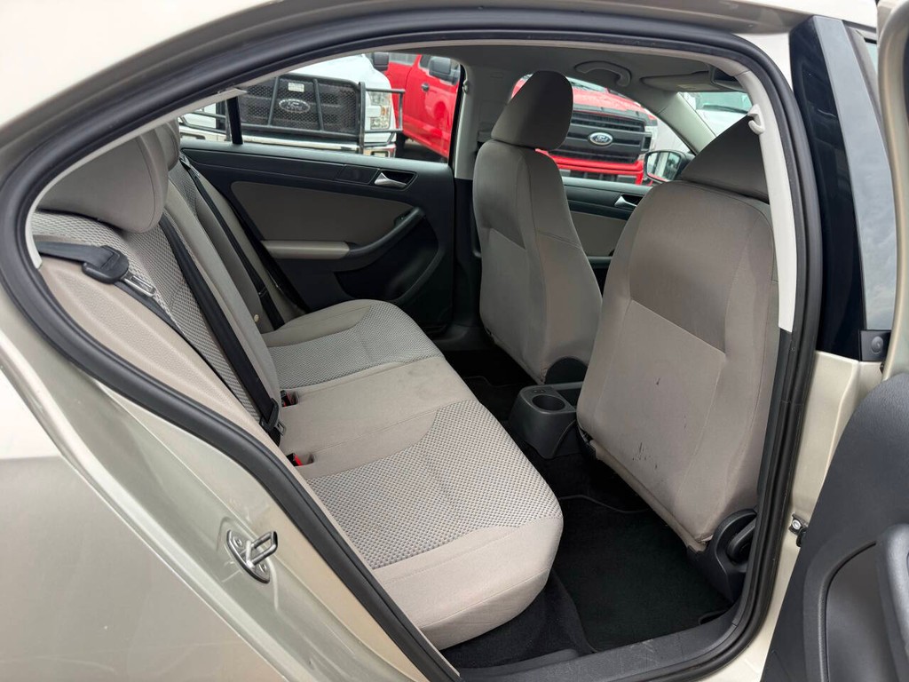 Volkswagen Jetta Sedan Vehicle Full-screen Gallery Image 15
