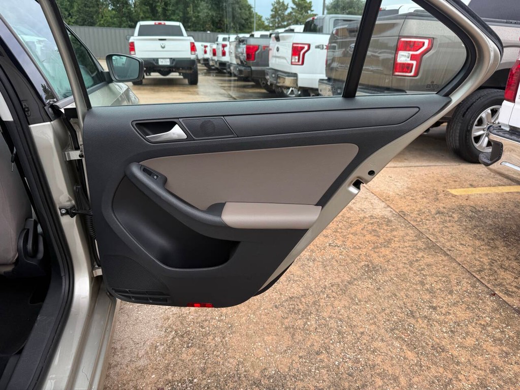 Volkswagen Jetta Sedan Vehicle Full-screen Gallery Image 16