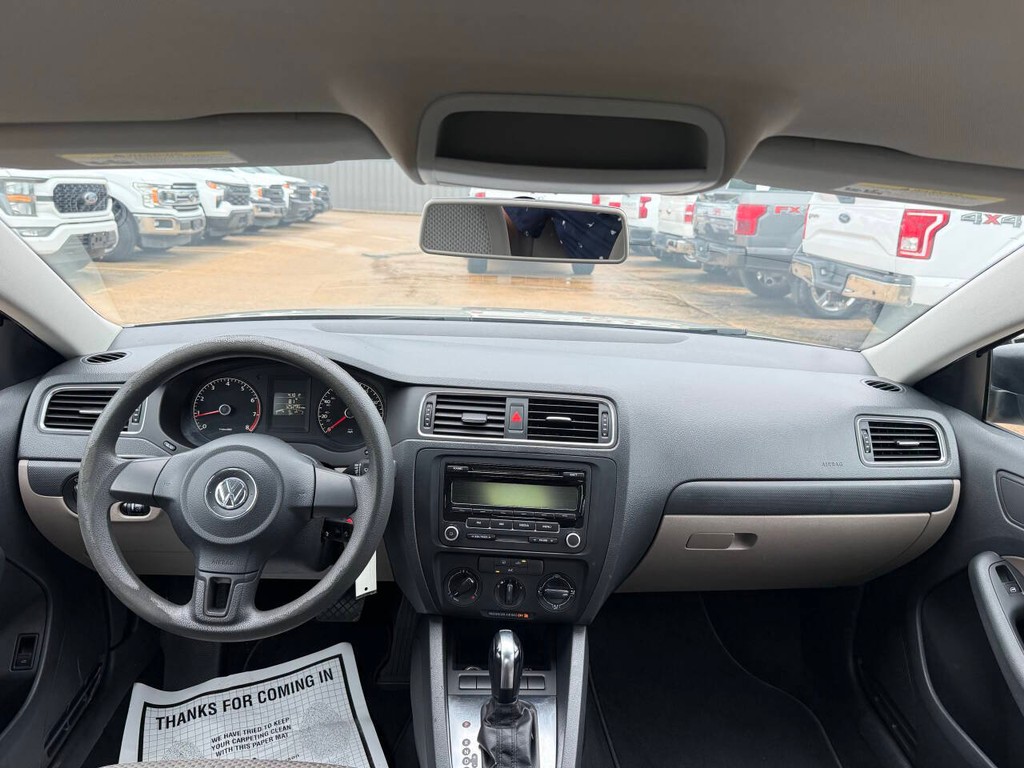 Volkswagen Jetta Sedan Vehicle Full-screen Gallery Image 17