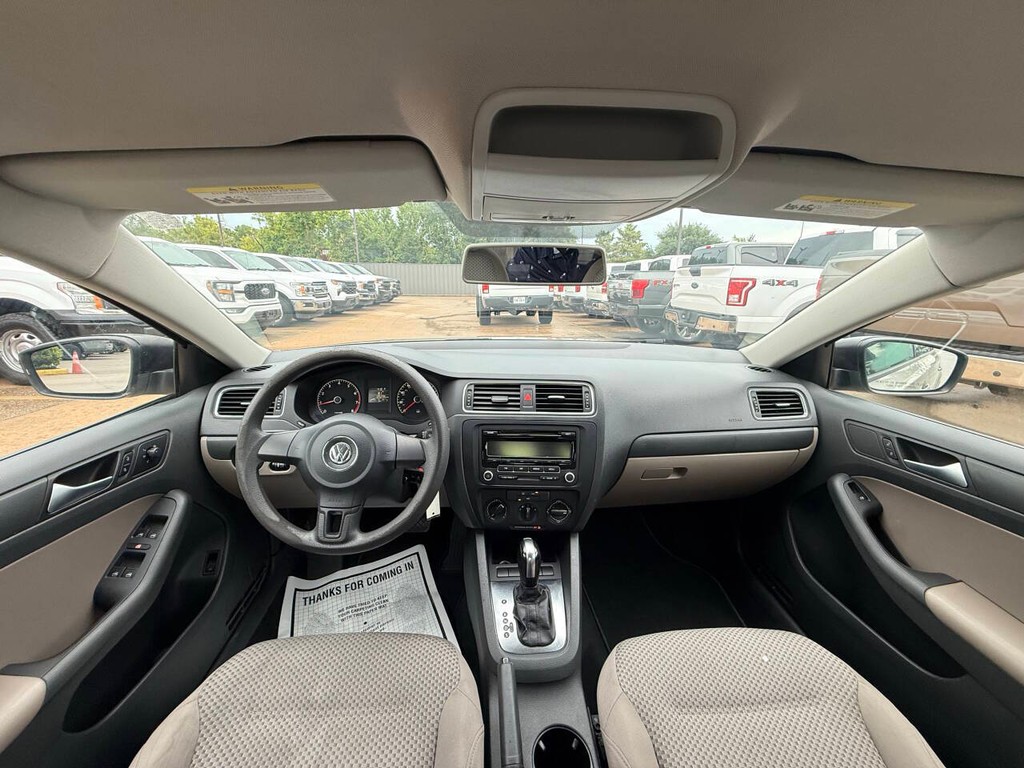Volkswagen Jetta Sedan Vehicle Full-screen Gallery Image 18