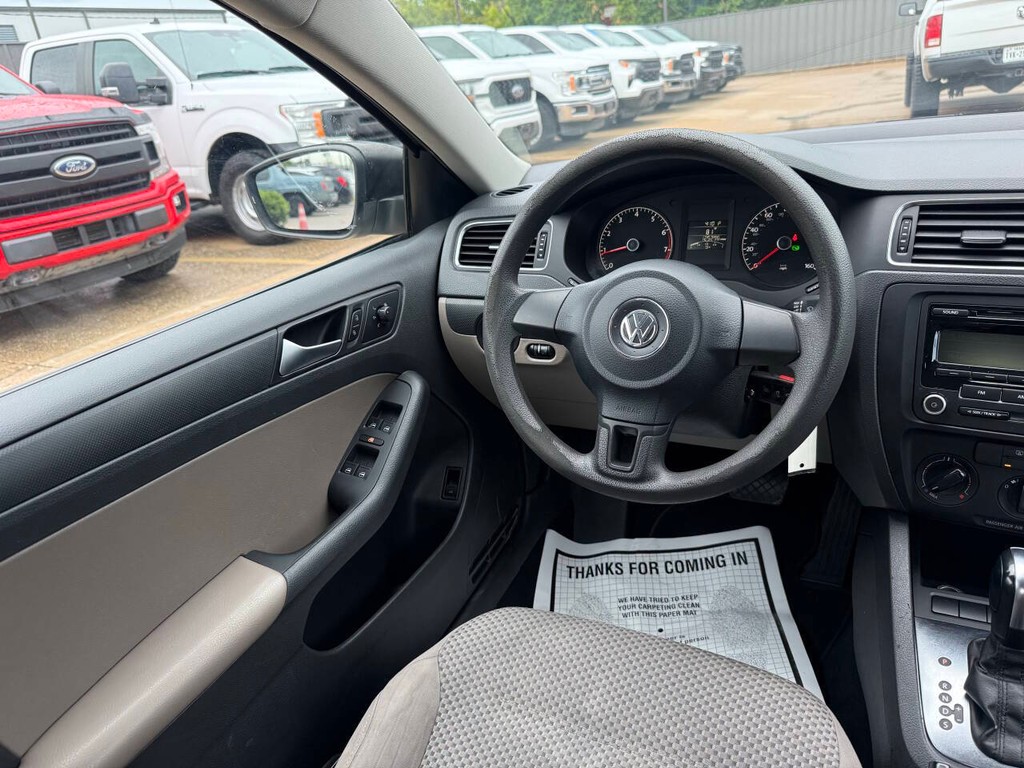 Volkswagen Jetta Sedan Vehicle Full-screen Gallery Image 19