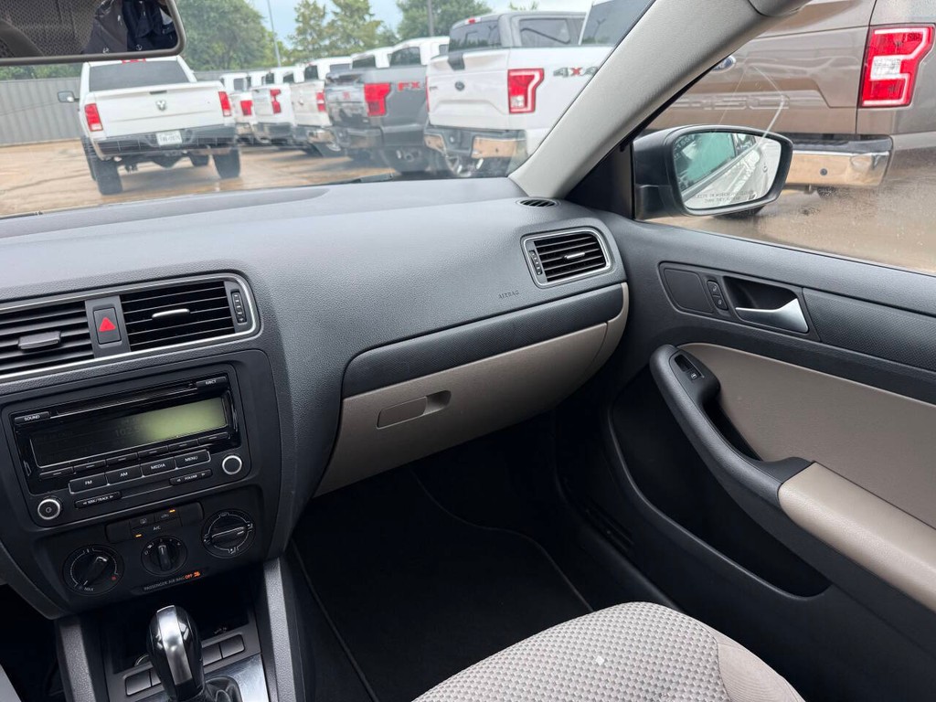 Volkswagen Jetta Sedan Vehicle Full-screen Gallery Image 20