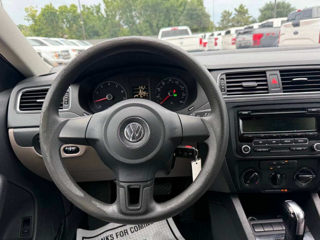Volkswagen Jetta Sedan Vehicle Full-screen Gallery Image 22