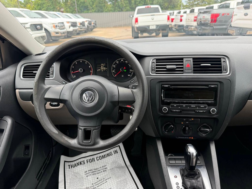 Volkswagen Jetta Sedan Vehicle Full-screen Gallery Image 23