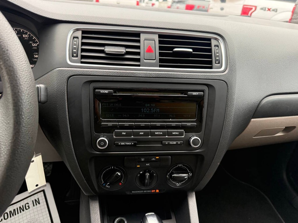 Volkswagen Jetta Sedan Vehicle Full-screen Gallery Image 24