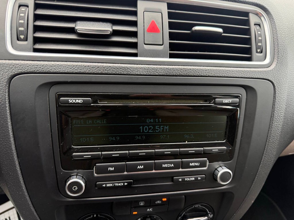 Volkswagen Jetta Sedan Vehicle Full-screen Gallery Image 25