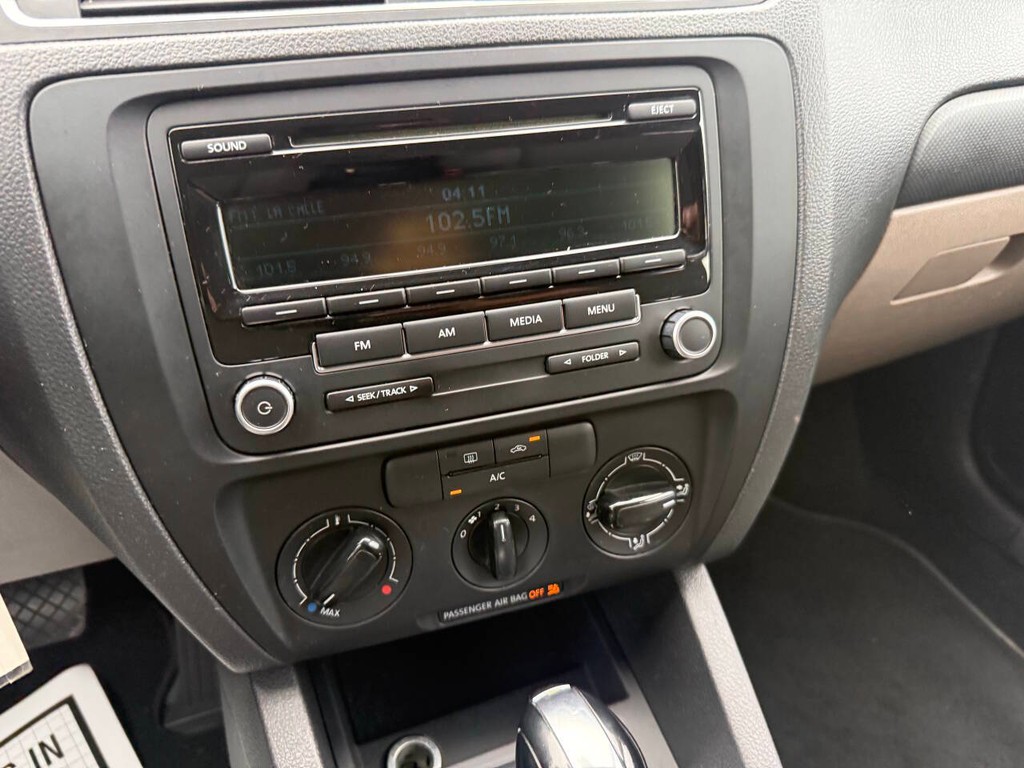 Volkswagen Jetta Sedan Vehicle Full-screen Gallery Image 26