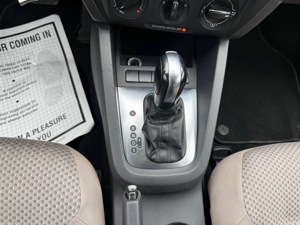 Volkswagen Jetta Sedan Vehicle Full-screen Gallery Image 27