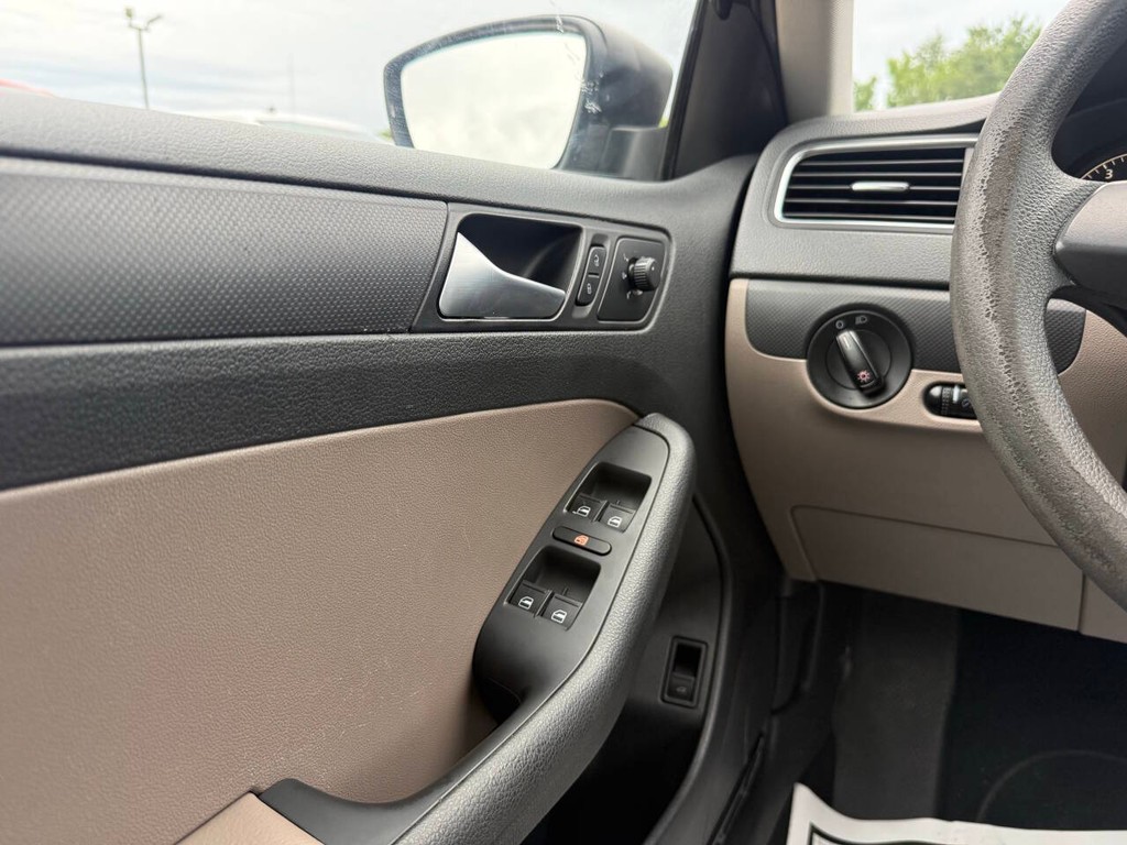 Volkswagen Jetta Sedan Vehicle Full-screen Gallery Image 28