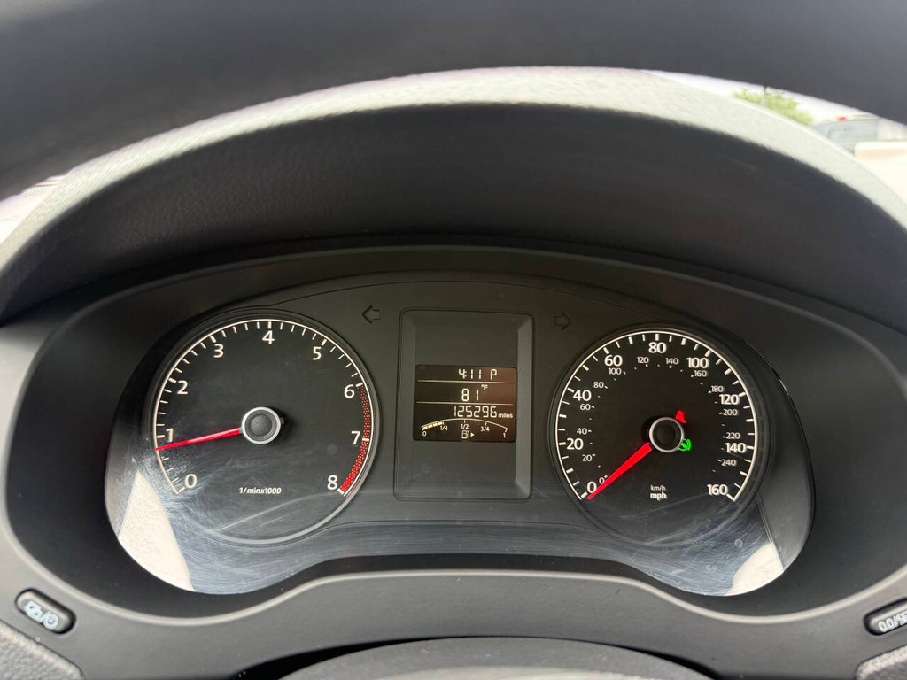 Volkswagen Jetta Sedan Vehicle Full-screen Gallery Image 29