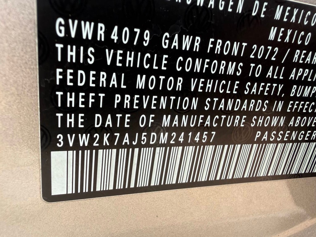 Volkswagen Jetta Sedan Vehicle Full-screen Gallery Image 31