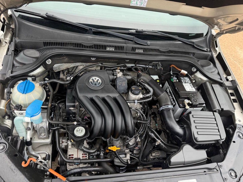Volkswagen Jetta Sedan Vehicle Full-screen Gallery Image 32