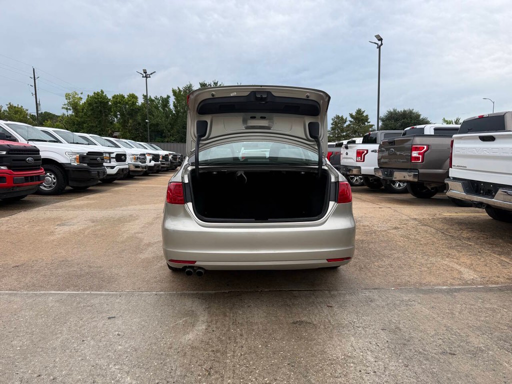 Volkswagen Jetta Sedan Vehicle Full-screen Gallery Image 34