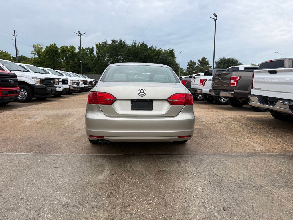 Volkswagen Jetta Sedan Vehicle Full-screen Gallery Image 35