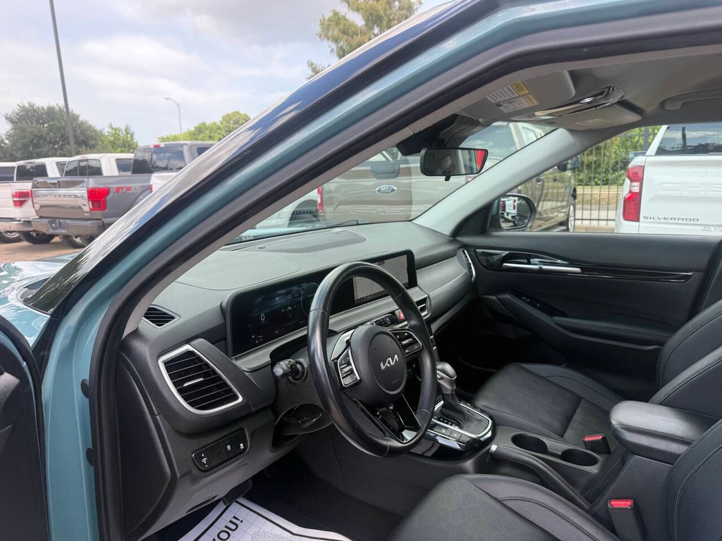 Kia Seltos Vehicle Full-screen Gallery Image 06