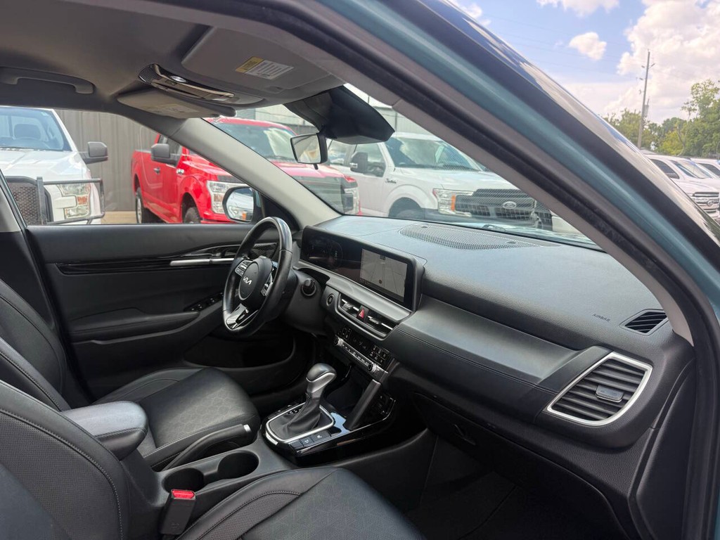 Kia Seltos Vehicle Full-screen Gallery Image 09
