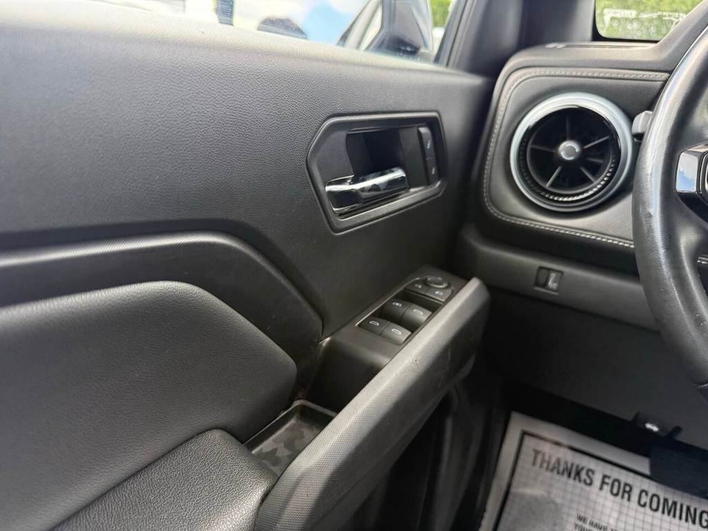Chevrolet Colorado Vehicle Full-screen Gallery Image 30