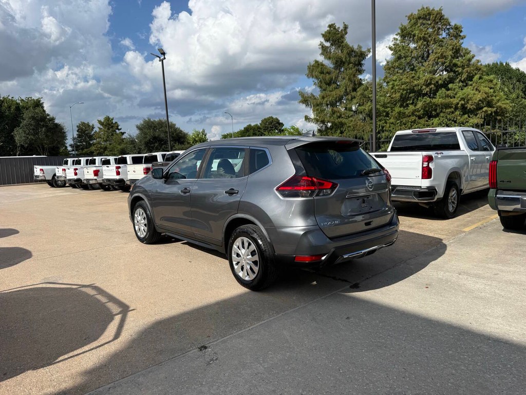 Nissan Rogue Vehicle Full-screen Gallery Image 04