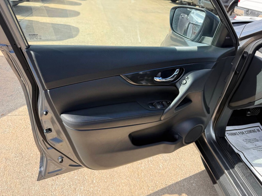 Nissan Rogue Vehicle Full-screen Gallery Image 08