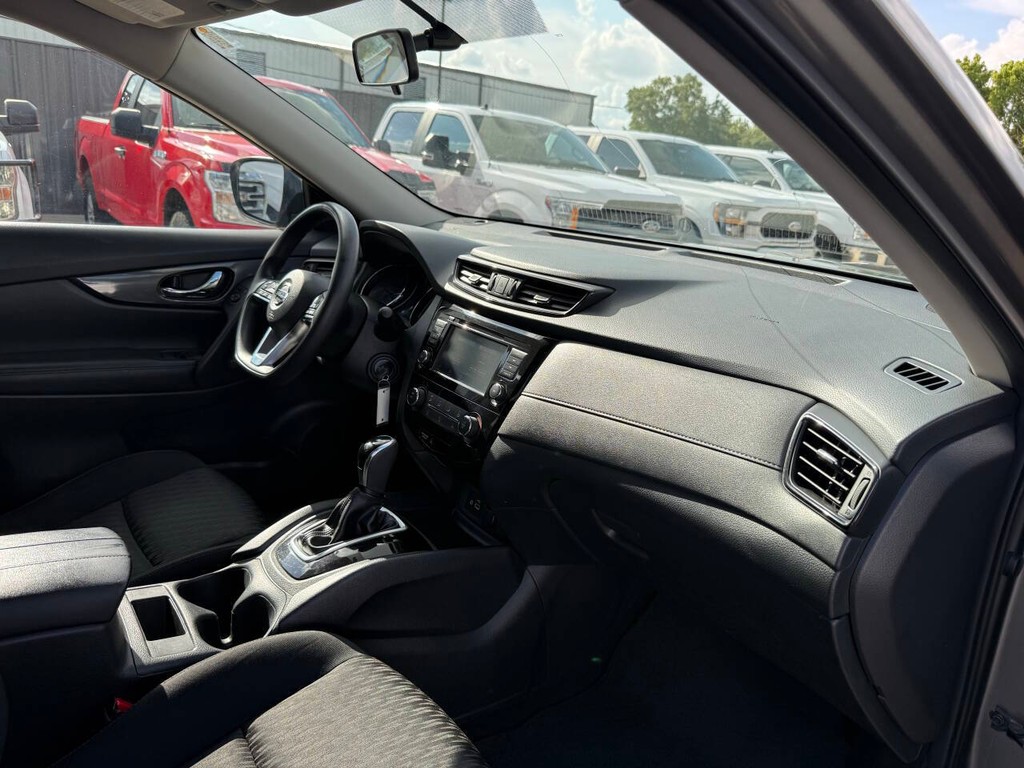 Nissan Rogue Vehicle Full-screen Gallery Image 09