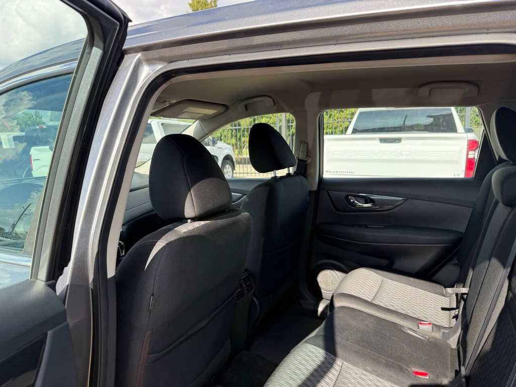 Nissan Rogue Vehicle Full-screen Gallery Image 12