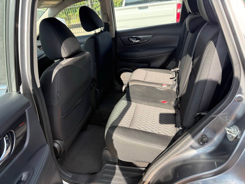 Nissan Rogue Vehicle Full-screen Gallery Image 13