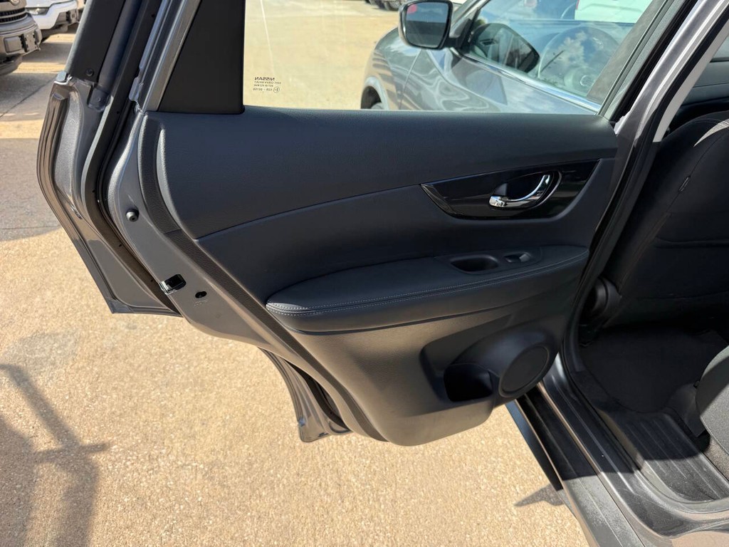 Nissan Rogue Vehicle Full-screen Gallery Image 14