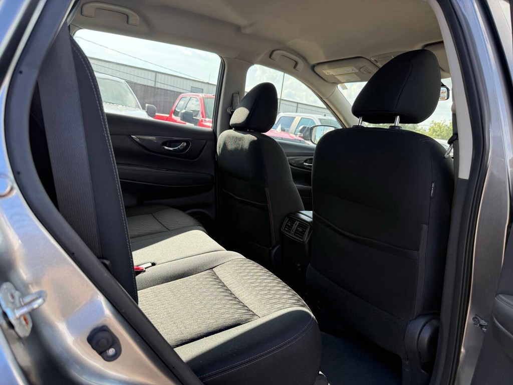 Nissan Rogue Vehicle Full-screen Gallery Image 15