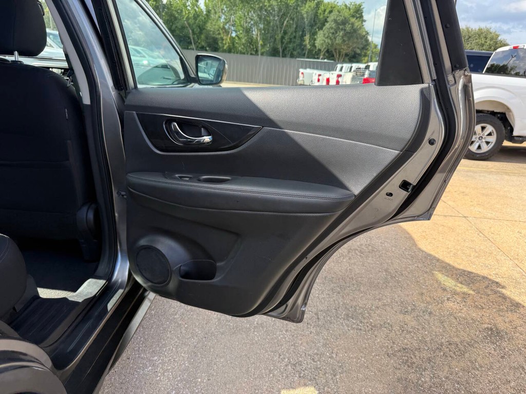 Nissan Rogue Vehicle Full-screen Gallery Image 16