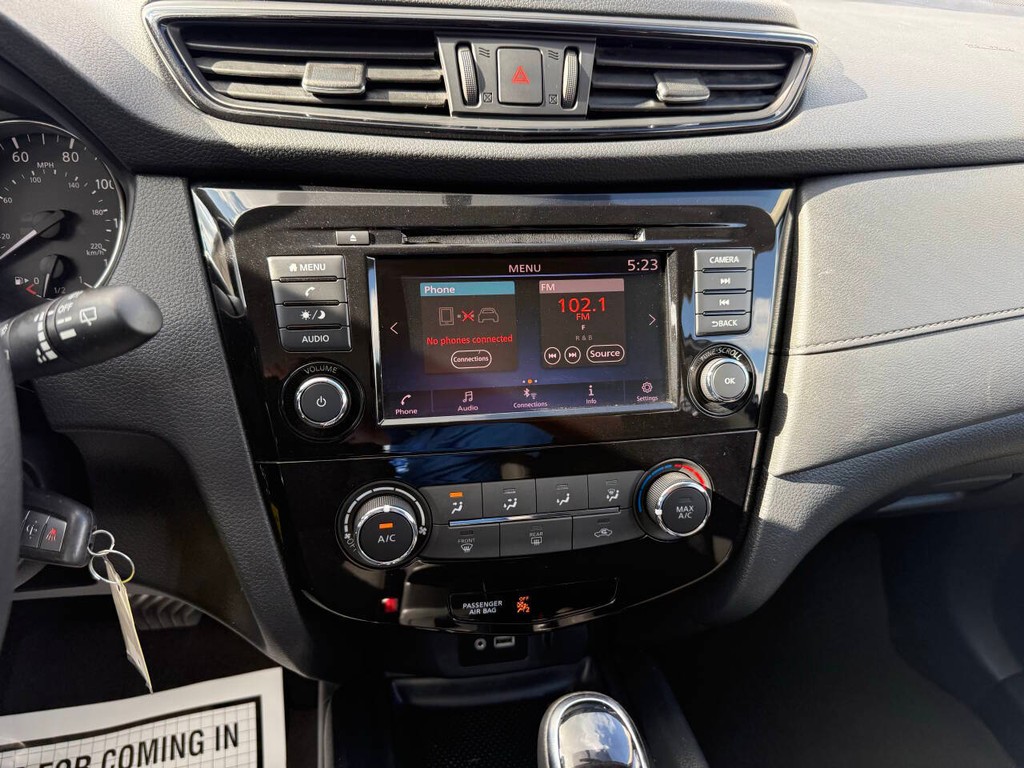 Nissan Rogue Vehicle Full-screen Gallery Image 24