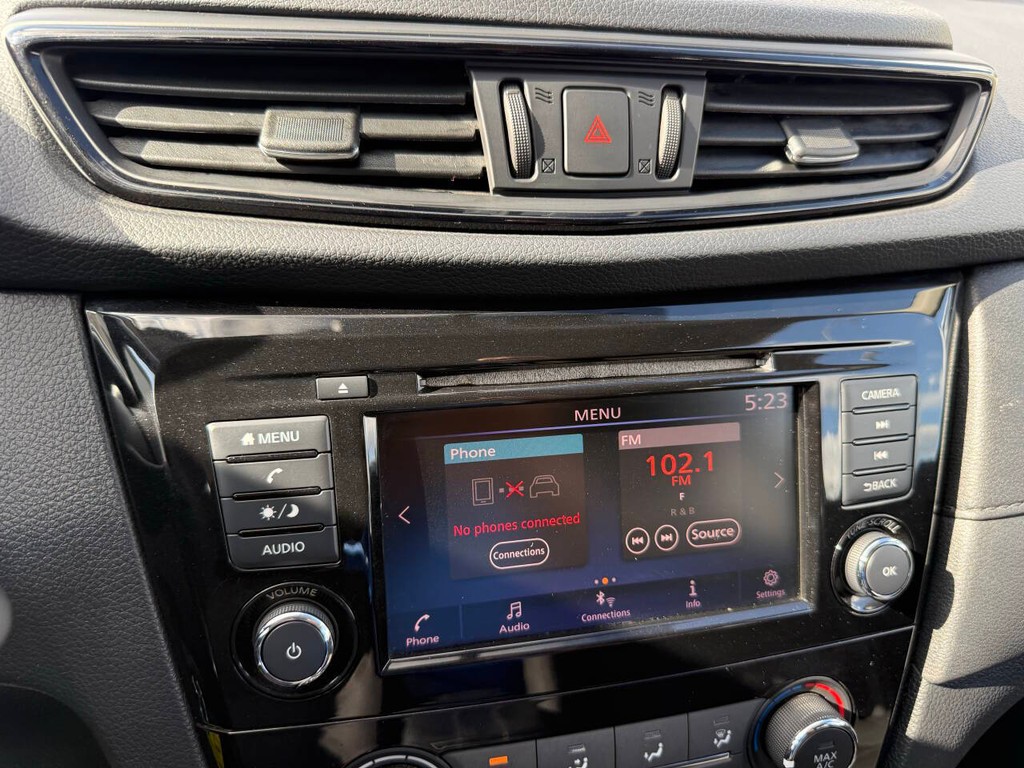 Nissan Rogue Vehicle Full-screen Gallery Image 25