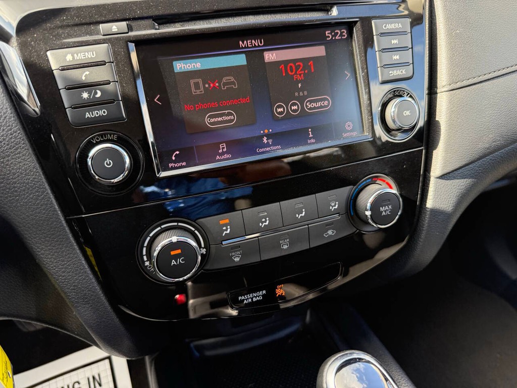 Nissan Rogue Vehicle Full-screen Gallery Image 27