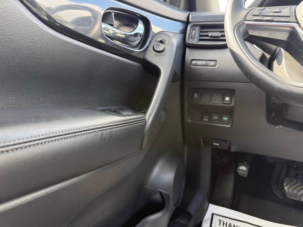 Nissan Rogue Vehicle Full-screen Gallery Image 28