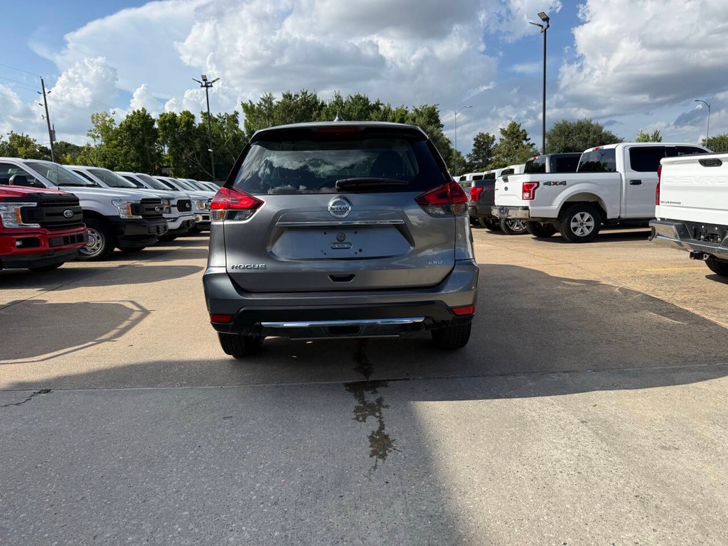 Nissan Rogue Vehicle Full-screen Gallery Image 36