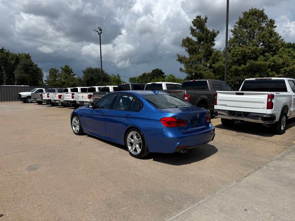 BMW 3 Series Vehicle Full-screen Gallery Image 04