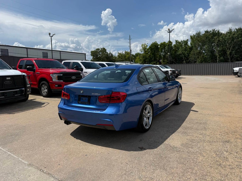 BMW 3 Series Vehicle Full-screen Gallery Image 05