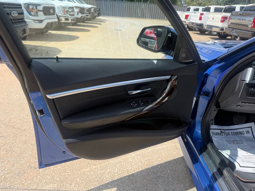 BMW 3 Series Vehicle Full-screen Gallery Image 08